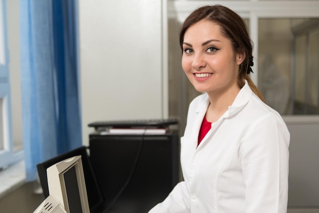Photo portrait of confident female in white lab coat