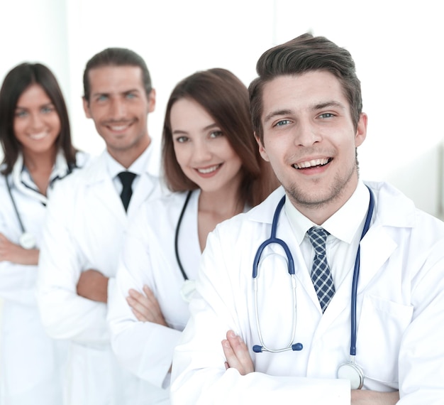Ritratto di fiducioso felice gruppo di medici