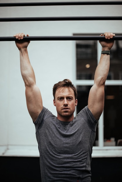 Photo portrait of confident man exercising in gym