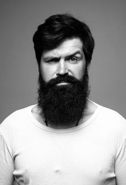 Foto ritratto di un uomo sicuro e serio ha la barba e i baffi sembra seriamente isolato modelli di ragazzo hipster