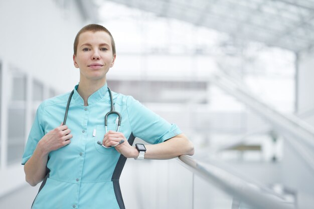 Portrait of confident shortcut caucasian woman doctor, copy space