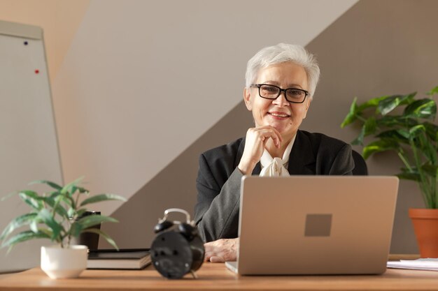 Photo portrait of confident stylish european middle aged senior woman at workplace stylish older mature s