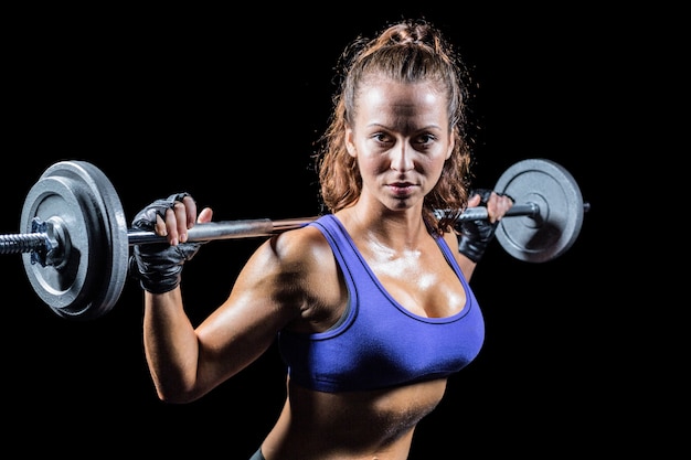 Ritratto della donna sicura che solleva crossfit