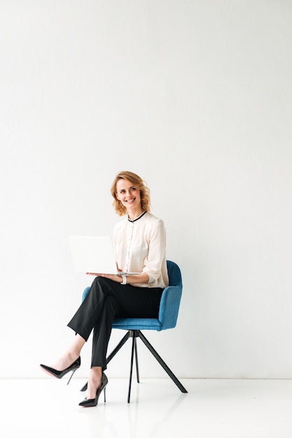 Photo portrait of a confident young businesswoman sitting