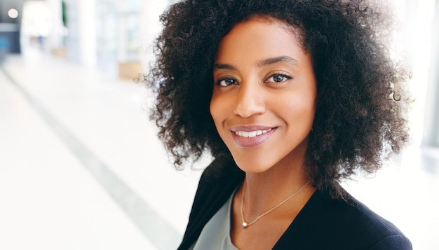 Photo portrait of a confident young businesswoman working in a modern office