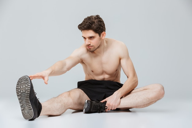 Photo portrait of a confident young half naked sportsman