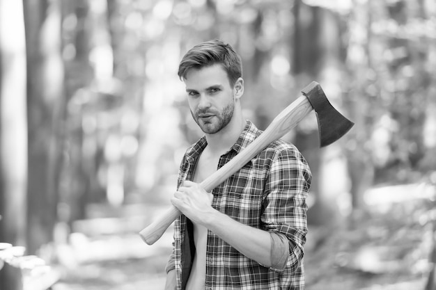 自信を持って若い木こりの男性の力の肖像画