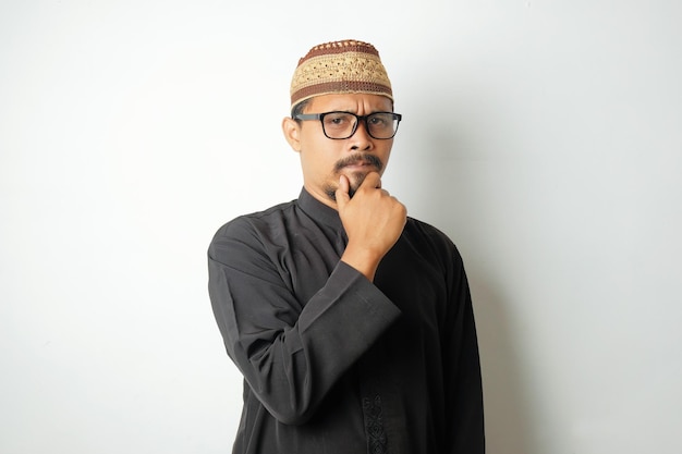 Photo portrait of confused muslim man over white background