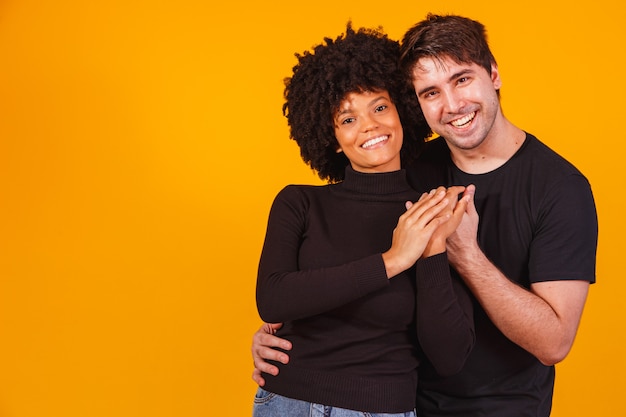 Photo portrait of content couple in basic clothing smiling at camera