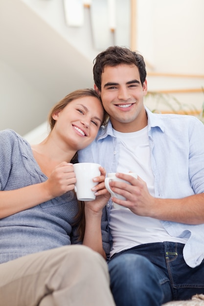 Ritratto di un paio di bere il caffè