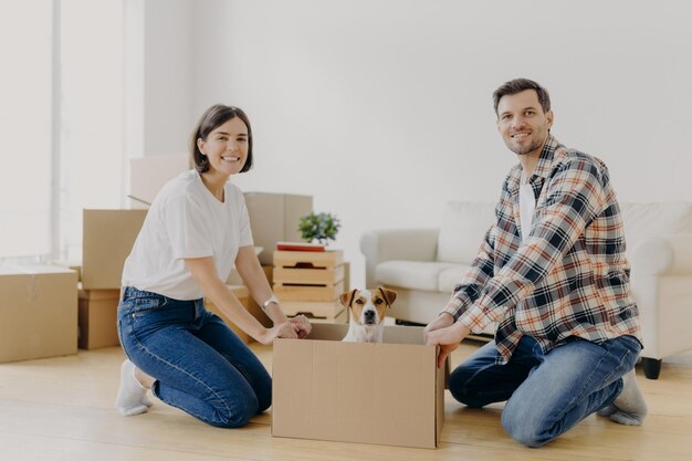 Photo portrait of couple holding cardboard box