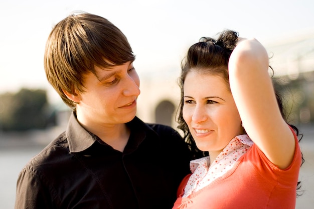 Photo portrait of couple kissing