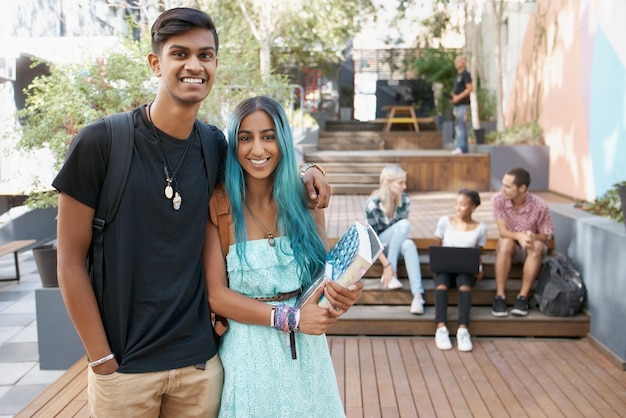 Photo portrait of couple with friends in background