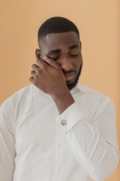 Photo portrait of crying american black person