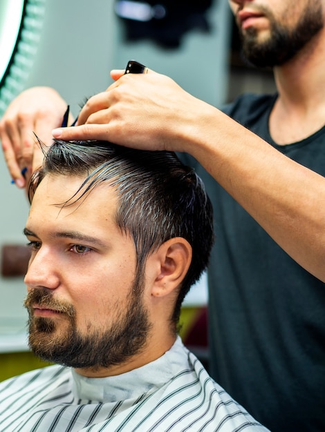 Ritratto del cliente che ottiene un taglio di capelli