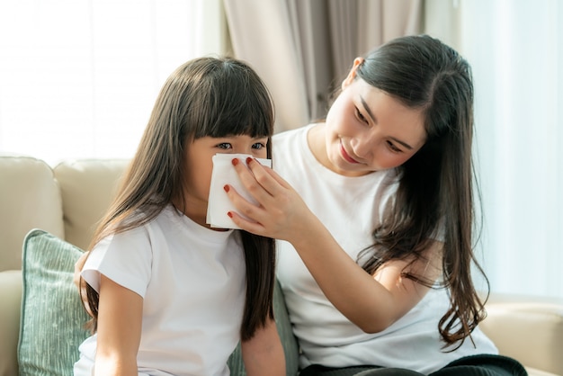 ナプキンに鼻水を吹いてカットアジアの女の子の肖像画