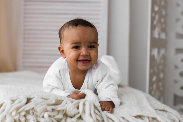 Foto ritratto di un bambino carino sul letto a casa