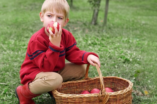 Foto ritratto di un bambino carino seduto sul campo