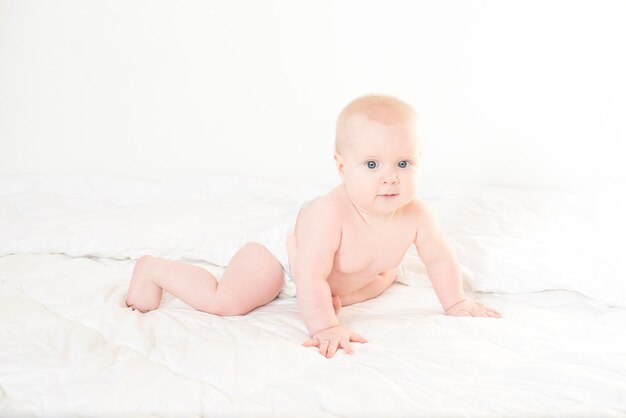 Foto ritratto di un bambino carino in un pannolino