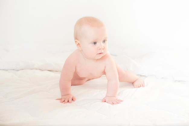 Foto ritratto di un bambino carino in un pannolino