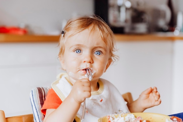 Foto ritratto di una bambina carina che mangia a casa