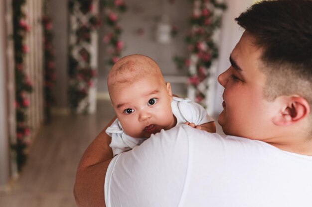 Foto ritratto di una bambina carina a casa