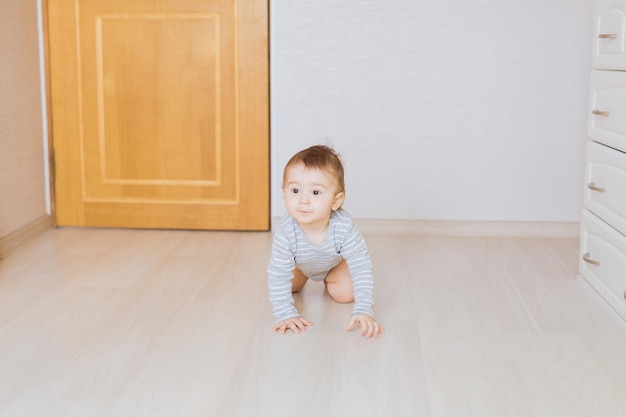 Photo portrait of cute baby girl on wooden floor