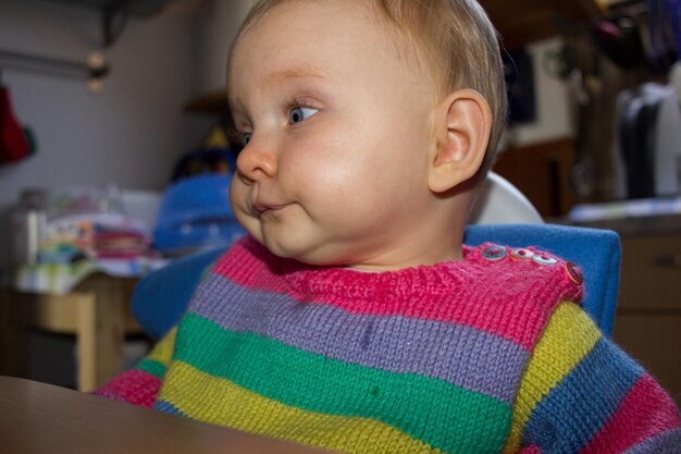 Foto ritratto di un bambino carino a casa