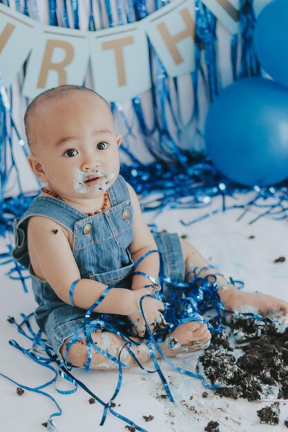 Foto ritratto di un bambino carino a casa