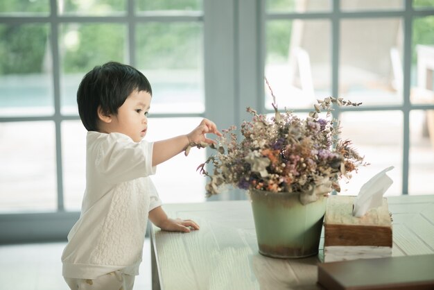 거실에서 귀여운 아기의 초상화