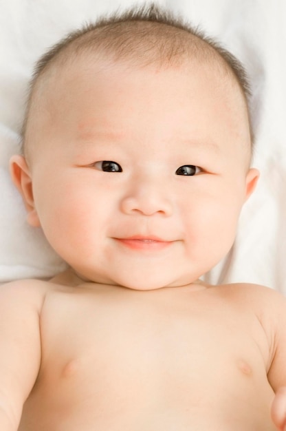 침대에 누워 있는 귀여운 아기의 초상화