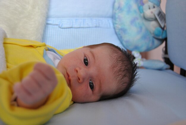 Foto ritratto di un bambino carino sdraiato sul letto