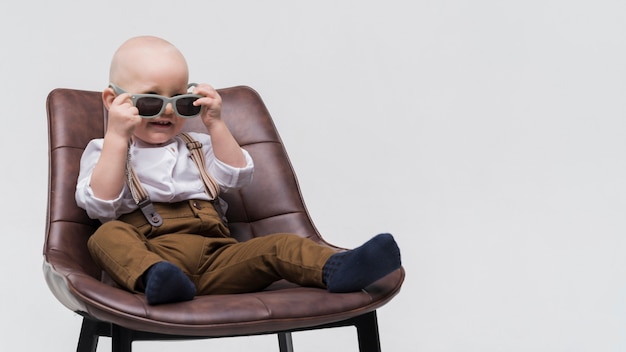 Foto ritratto di bambino carino con occhiali da sole