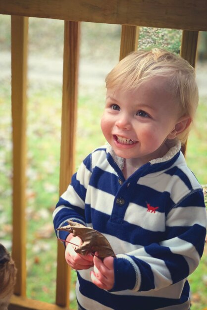 Photo portrait of cute boy in autumn