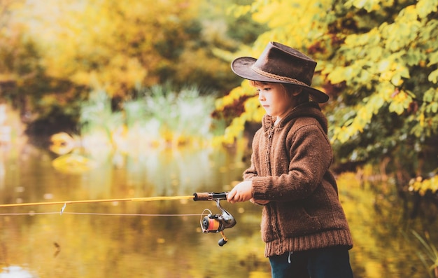Портрет милого мальчика на рыбалке Осенняя рыбалка на озере