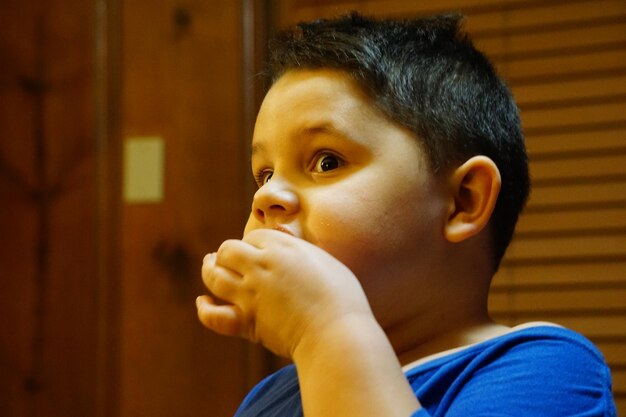 Photo portrait of cute boy looking away