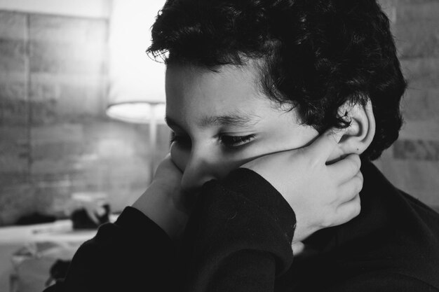 Photo portrait of cute boy looking away