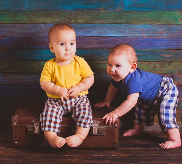 Photo portrait of cute boy sitting on floor