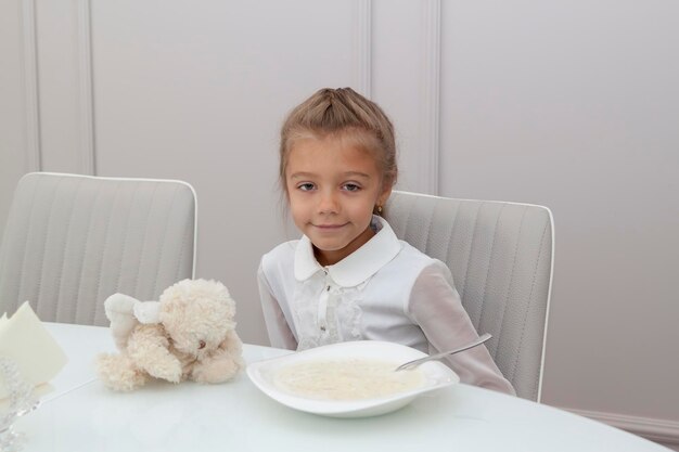 Foto ritratto di un ragazzo carino seduto su un tavolo.