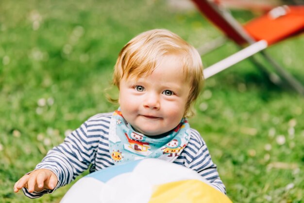 Photo portrait of cute boy smiling on field