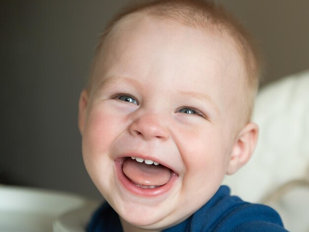 Photo portrait of cute boy smiling at home