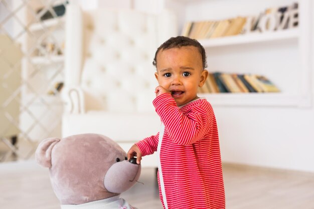 Photo portrait of cute boy standing at home