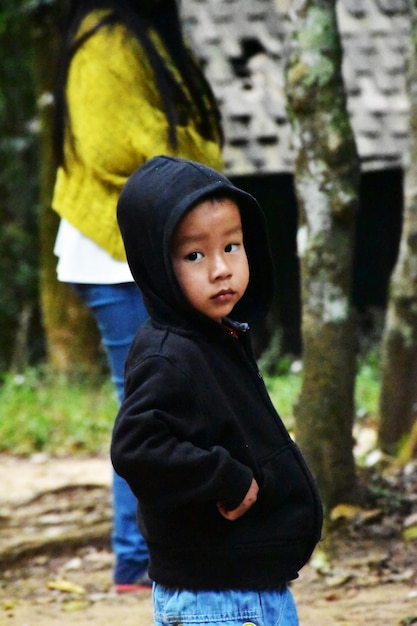 Photo portrait of cute boy standing outdoors