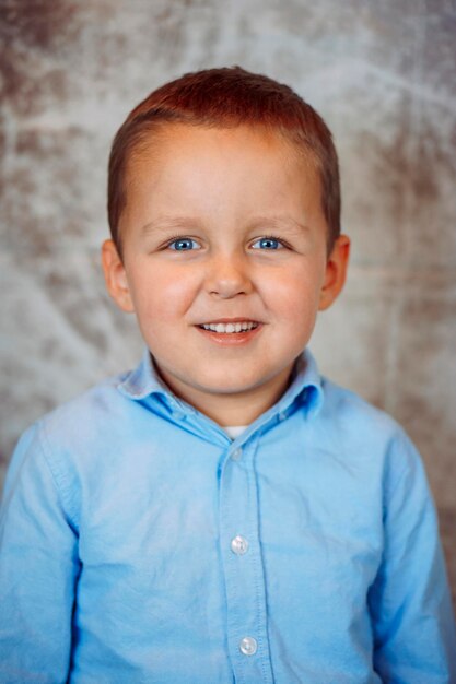 Photo portrait of cute boy standing outdoors