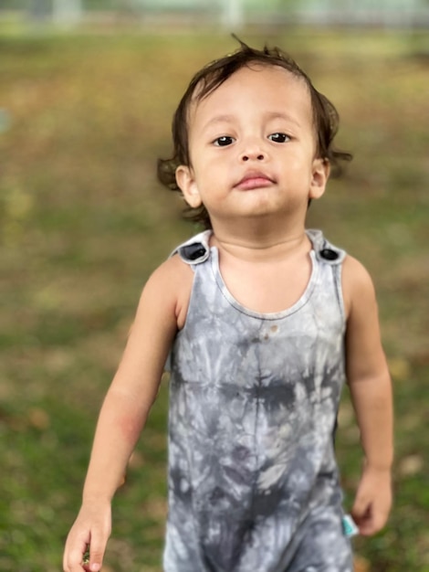 Photo portrait of cute boy standing outdoors