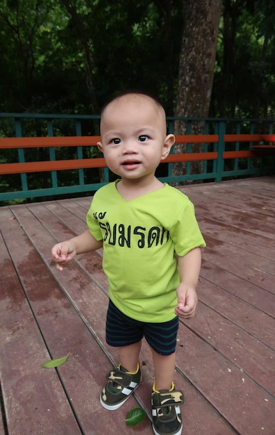 Photo portrait of cute boy standing outdoors