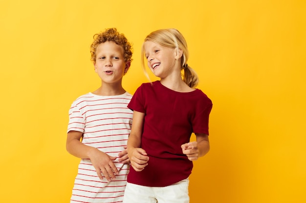 Foto ritratto di bambini carini coccole moda infanzia intrattenimento sfondo isolato