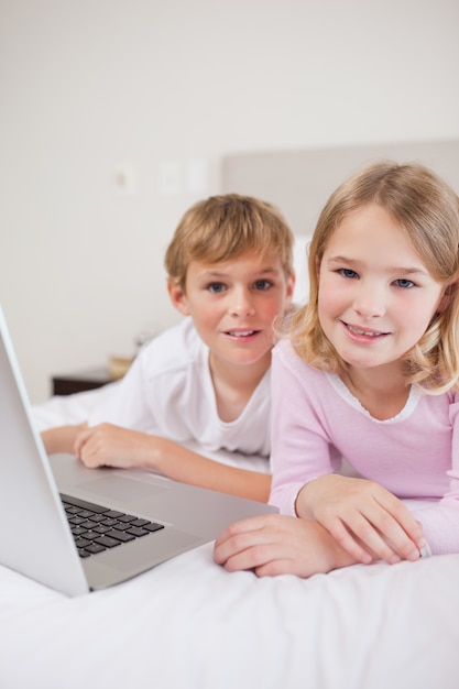 Ritratto di bambini carini utilizzando un computer portatile