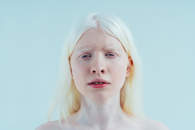 Photo portrait of cute girl against white background