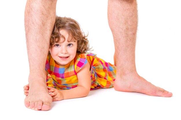 Photo portrait of cute girl by low section of man standing against white background